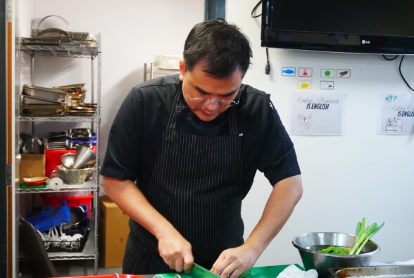 Chef Jay demonstrates how to prepare Thai cuisine to students during the masterclass.
